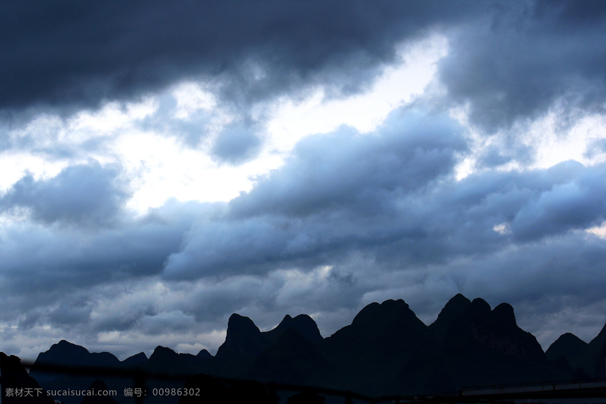 烏云 山 早晨 桂林 暴風(fēng) 雨 風(fēng)暴 天空 多云 陰 恐怖 天氣 陰冷 自然風(fēng)景 自然景觀