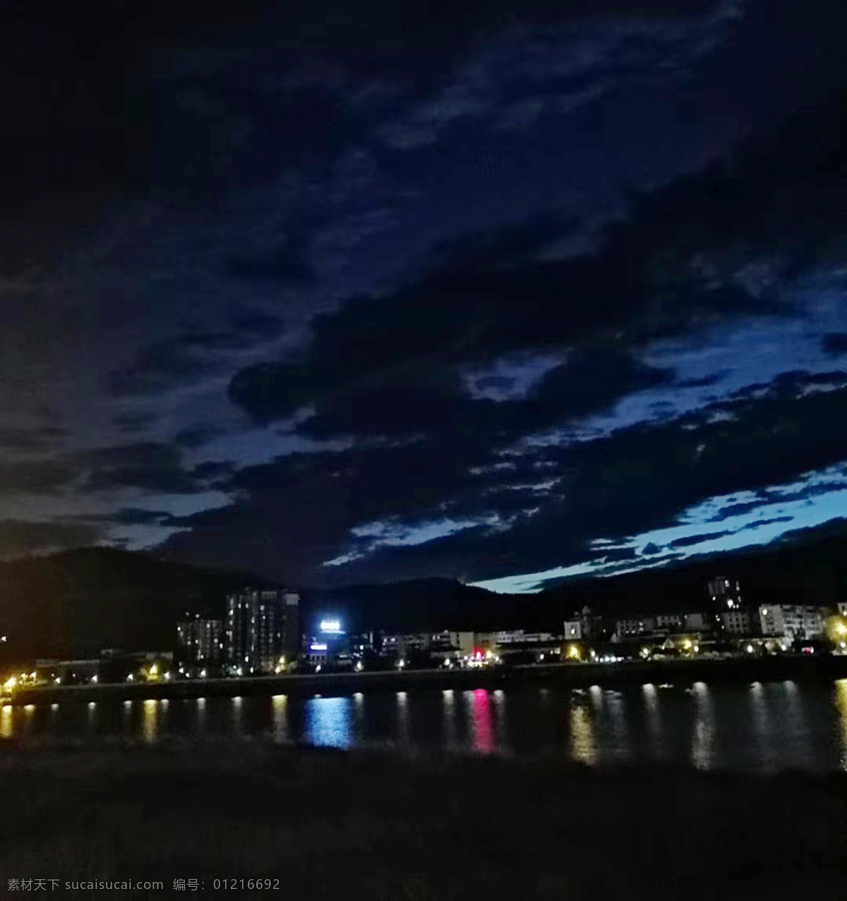 夜晚圖片 漆黑一片 一線天 天地一線 煙霧云 昏天黑地 夕陽 昏天暗地 落日 晚霞 夕陽紅 紅霞 云彩 夕陽西下 天空 晚上的天空 建筑 樓頂?shù)南﹃?光芒照射 金光閃閃 太陽光 天邊云彩 落日一角 山邊日落 日出 日落 陽光燦爛 紅日 金色落日 天下奇觀 山邊云彩 黃昏 黃色的天 傍晚的天空 天空拍攝 自然景觀 自然風景