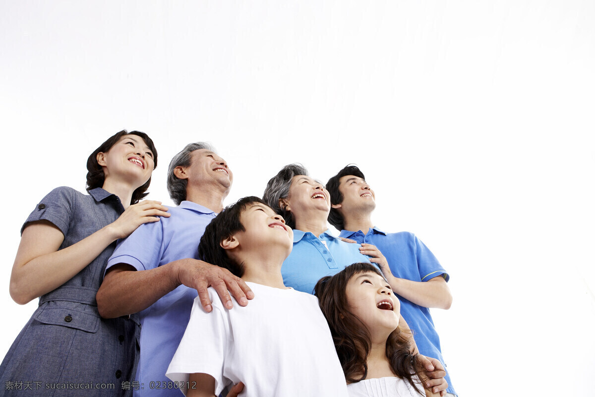 抬頭 仰望 幸福 一家 男人 女人 兒童 爺爺 奶奶 爸爸 媽媽 男孩 女孩 等待 期盼 微笑 開心 和諧 家庭 高清圖片 生活人物 人物圖片