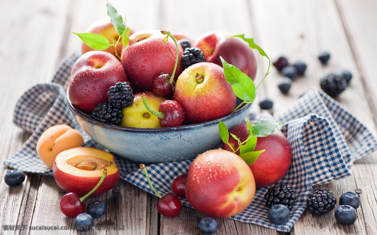 餐桌 上 水果 摆 盘 水果图片 苹果 油桃 蓝莓 樱桃 树莓 覆盆子 餐饮美食 食物原料
