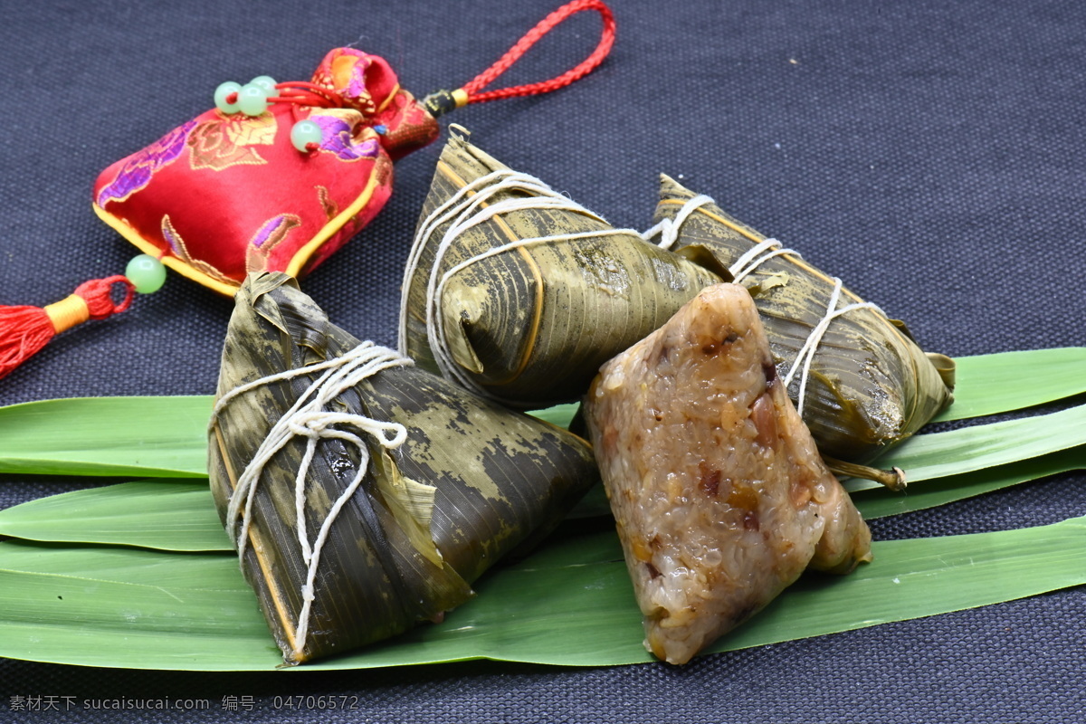 粽子 端午節(jié) 煮熟的 食物 食品 美味 甜的 中國(guó)食品 傳統(tǒng)節(jié)日 中國(guó)節(jié)日 中國(guó)傳統(tǒng)文化 中國(guó)傳統(tǒng)美食 屈原 黏 軟 江米 三角形 包裝 葉子 靜物 綠色 青色 糯米 黑色背景 綠葉 葦葉 竹葉 茶杯 茶盞 茶 茶水 剝開的 紅色 中國(guó)結(jié) 香囊 祝福 中國(guó)文化 傳統(tǒng)文化 餐飲美食 傳統(tǒng)美食