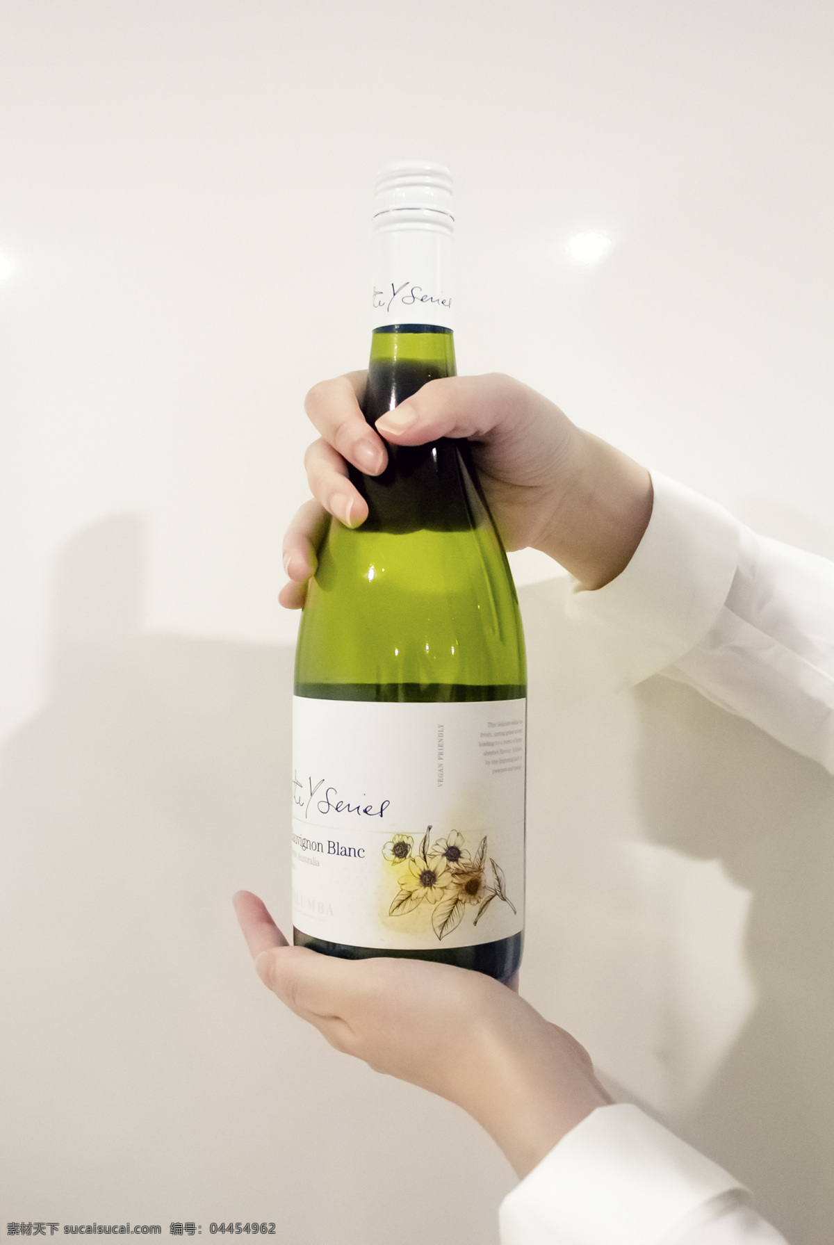酒瓶 手部 特寫 拿著 氣泡酒 綠色 白色背景 干凈 千庫原創(chuàng)
