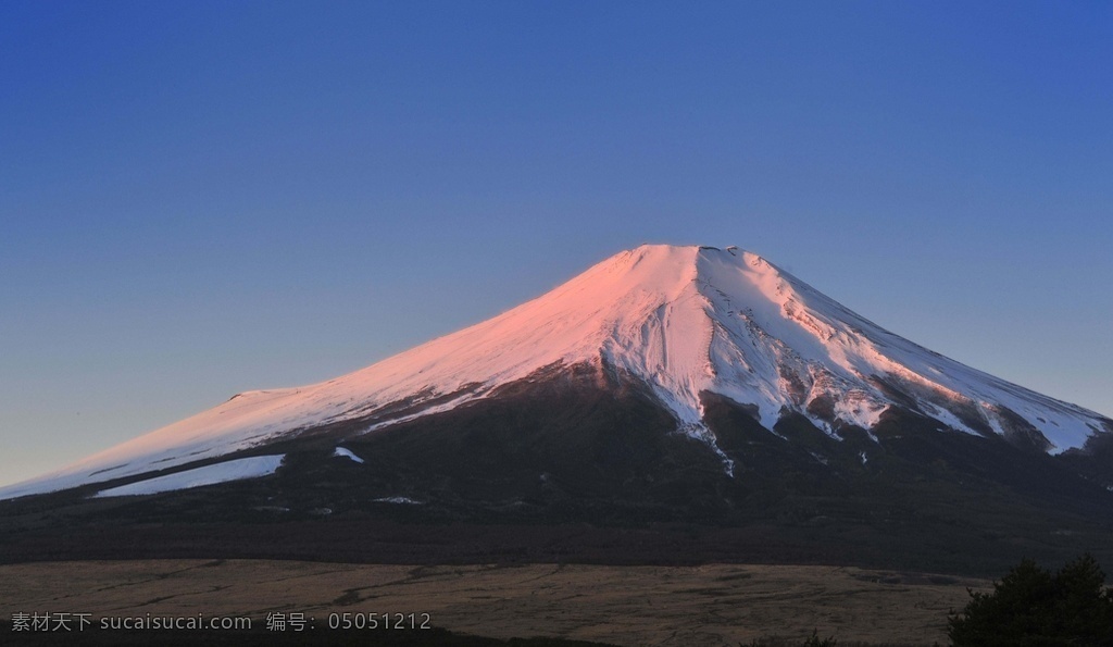 日本 富士山 日本富士山 富士山全貌 日本风情 樱花 雪山 山 山峰 山峦 山脉 湖面 湖 国外美丽风光 旅游摄影 国外旅游