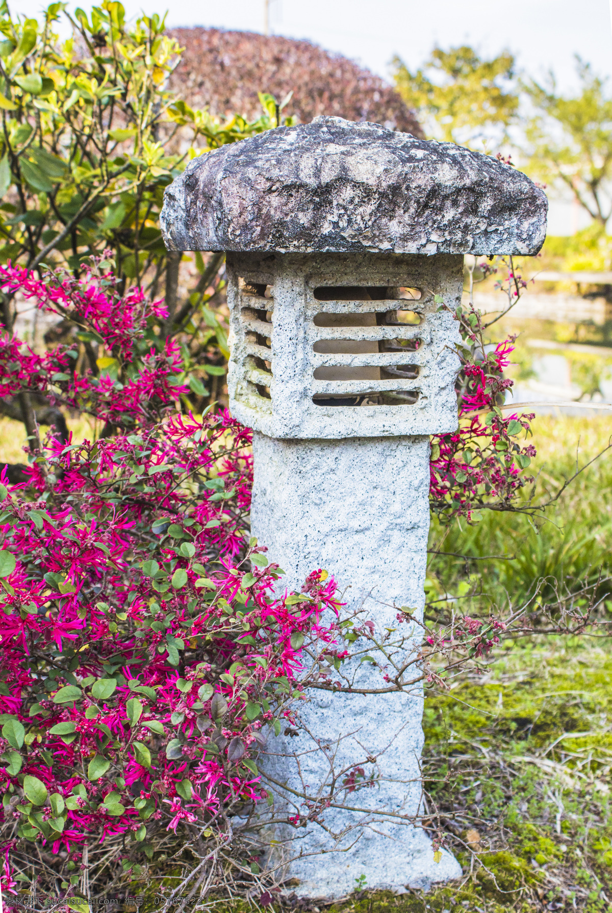 石头 路灯 公园 装饰 石头路灯 灯 石雕 植物 红花 草丛 商用 照片