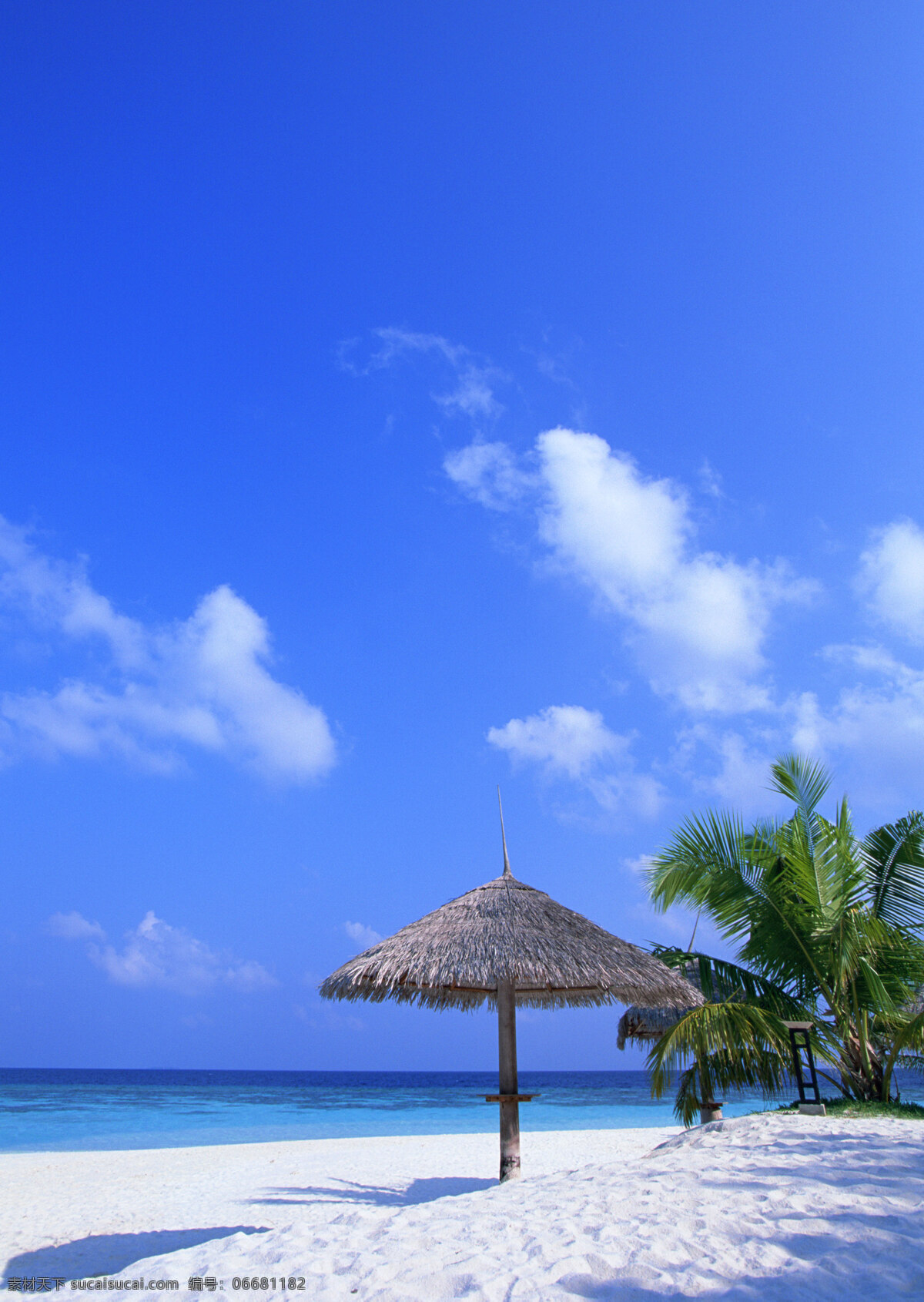 度假海滩 沙滩 海滩 遮阳伞 椰林 度假小屋 蓝天 白云 旅游摄影 人文景观