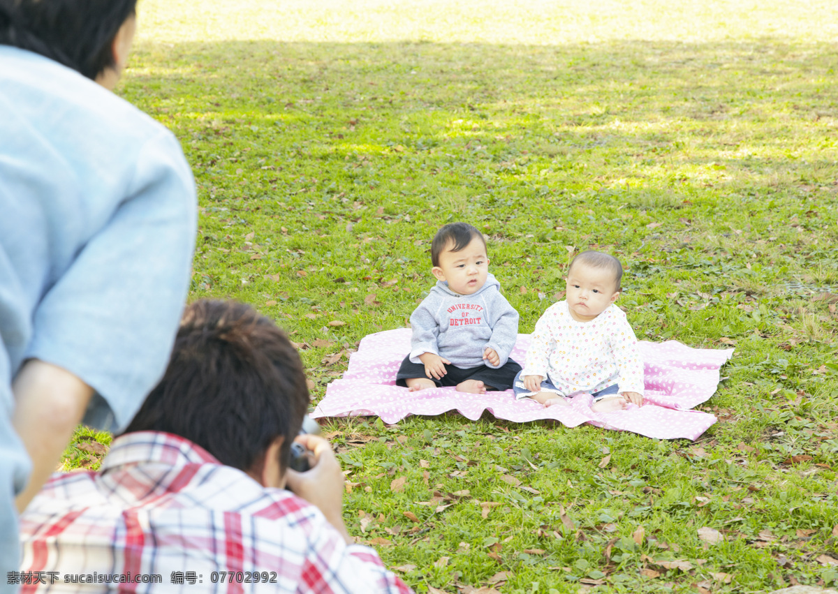 草地 上 小寶寶 溫馨家庭 幸福家庭 寶寶與家人 健康寶寶 可愛 嬰兒 孩子 娃娃 幼兒 baby 攝影圖 高清圖片 生活人物 人物圖片