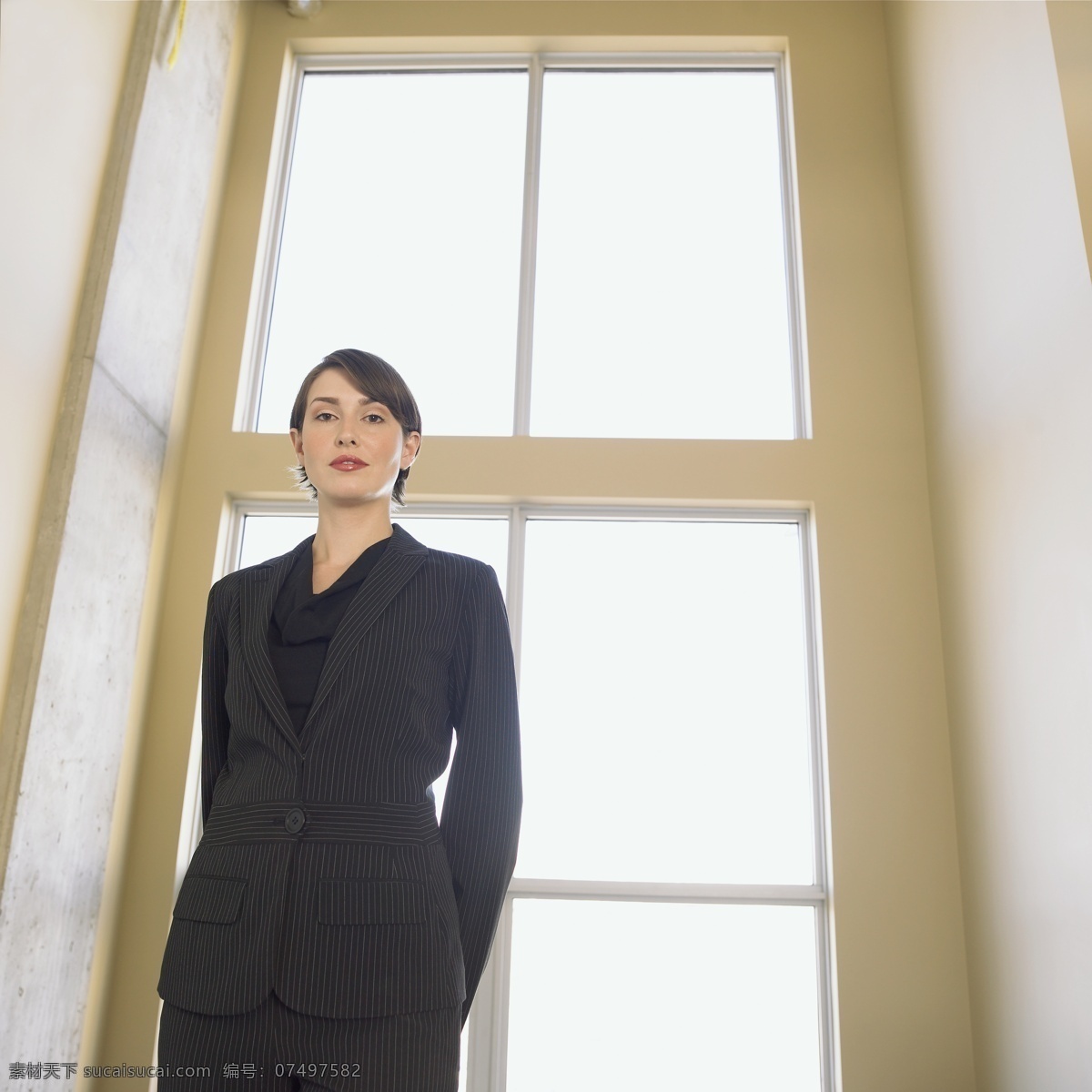 辦公室 短發(fā) 精英 人物圖庫 商務(wù) 條紋 外國女人 商業(yè)精英女性 深色套裝 黑色襯衣 背手 站立 窗戶前 高雅氣質(zhì) 職業(yè)人物 家居裝飾素材 室內(nèi)設(shè)計