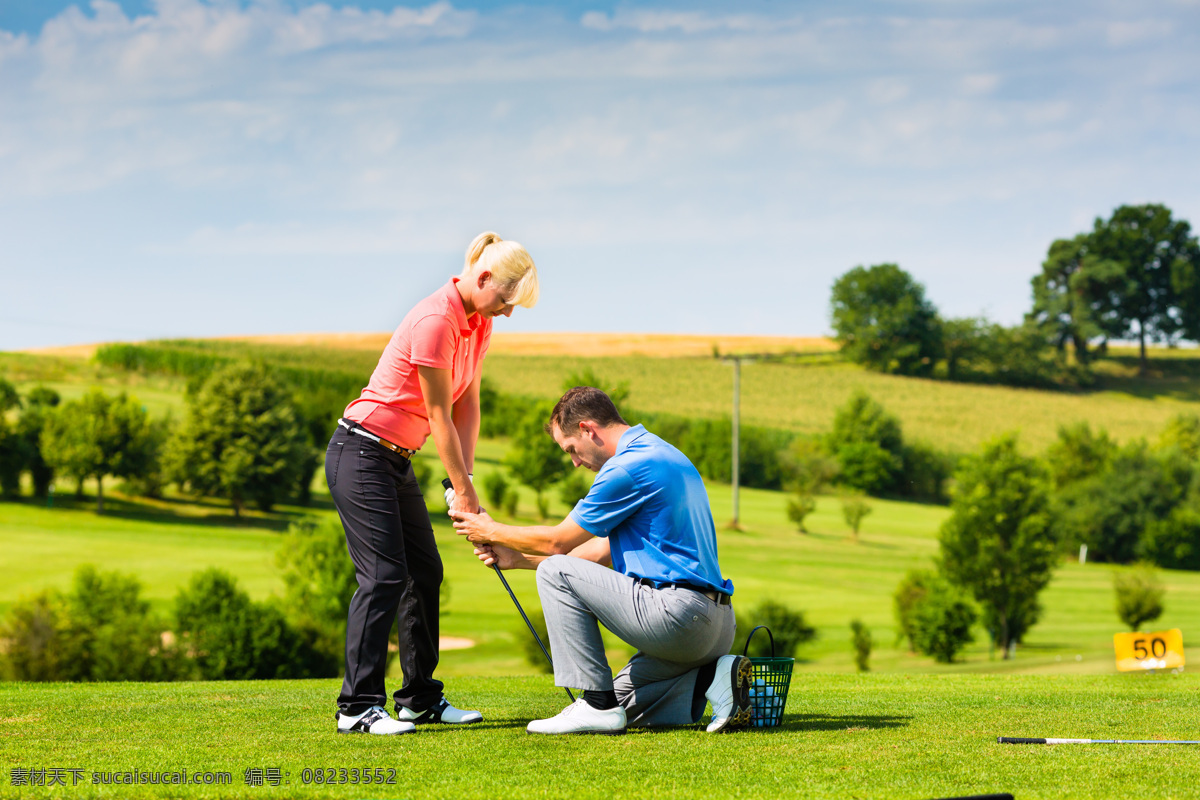 草地 外国 男人 教 女人 高尔夫球 蓝天白云 打高尔夫球 外国男人 外国女人 体育运动 生活百科 绿色