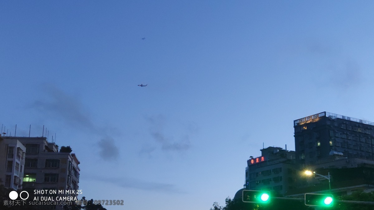城市夜空 傍晚天空 城市天空图片 城市天空 飞机过天空 飞机天空 自然景观 自然风景