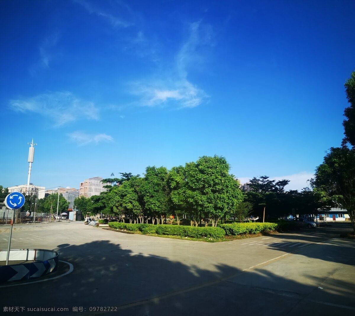 夏日炎炎 夏日 蓝天 天空蓝 村庄 练车场 绿植 广角 影子 自然景观