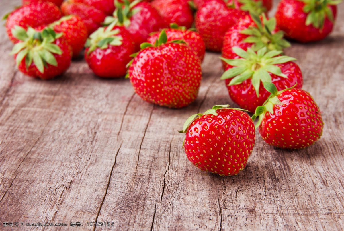 木板 上 草莓 草莓摄影 木纹 水果 水果摄影 新鲜水果 水果广告 食物 水果蔬菜 餐饮美食 红色