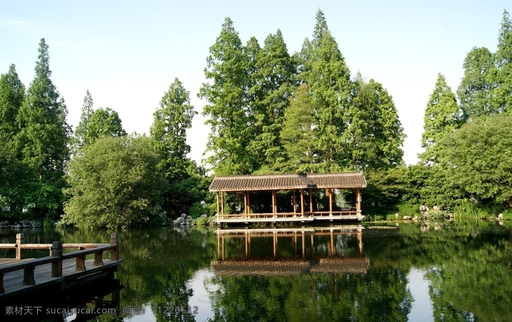 杭州西湖 美麗 公園 杭州 西湖 美麗公園 小橋 石橋 木橋 竹子橋 水中倒影 小河 小溪 香樟樹 垂柳 河邊草地 綠葉 綠樹掩映 美麗精致 陽光 古老 古建筑 江南風格建筑 亭臺樓榭 竹子 飛檐 江南絲竹 國內(nèi)旅游 旅游攝影