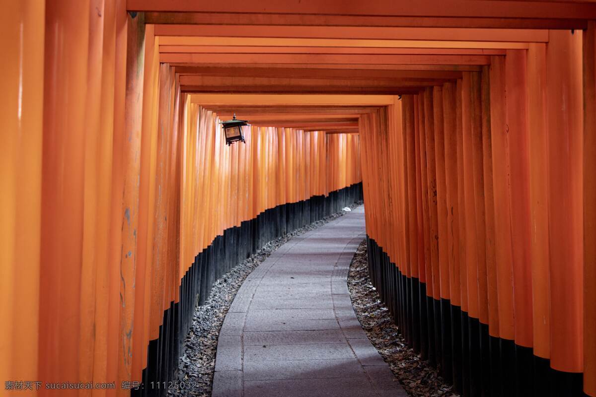 弯曲的走道 走道 走廊 弯曲 蜿蜒 木头 日本神社 黄黑 自然景观 建筑景观
