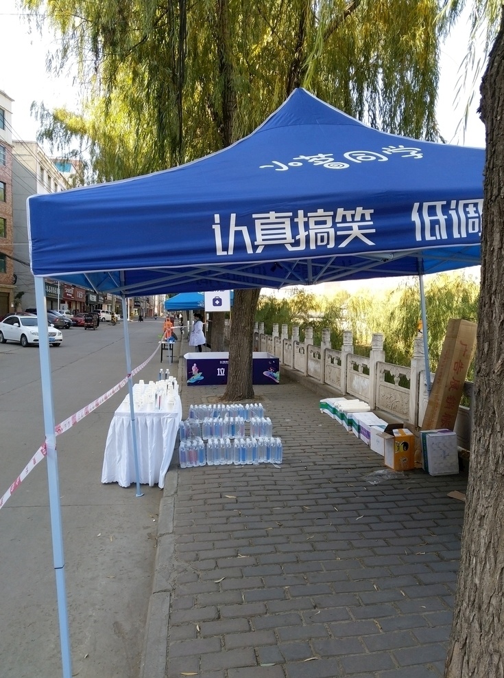 路邊的帳篷 帳篷 路邊 樹木 道路 戶外 建筑景觀 生活百科 娛樂休閑
