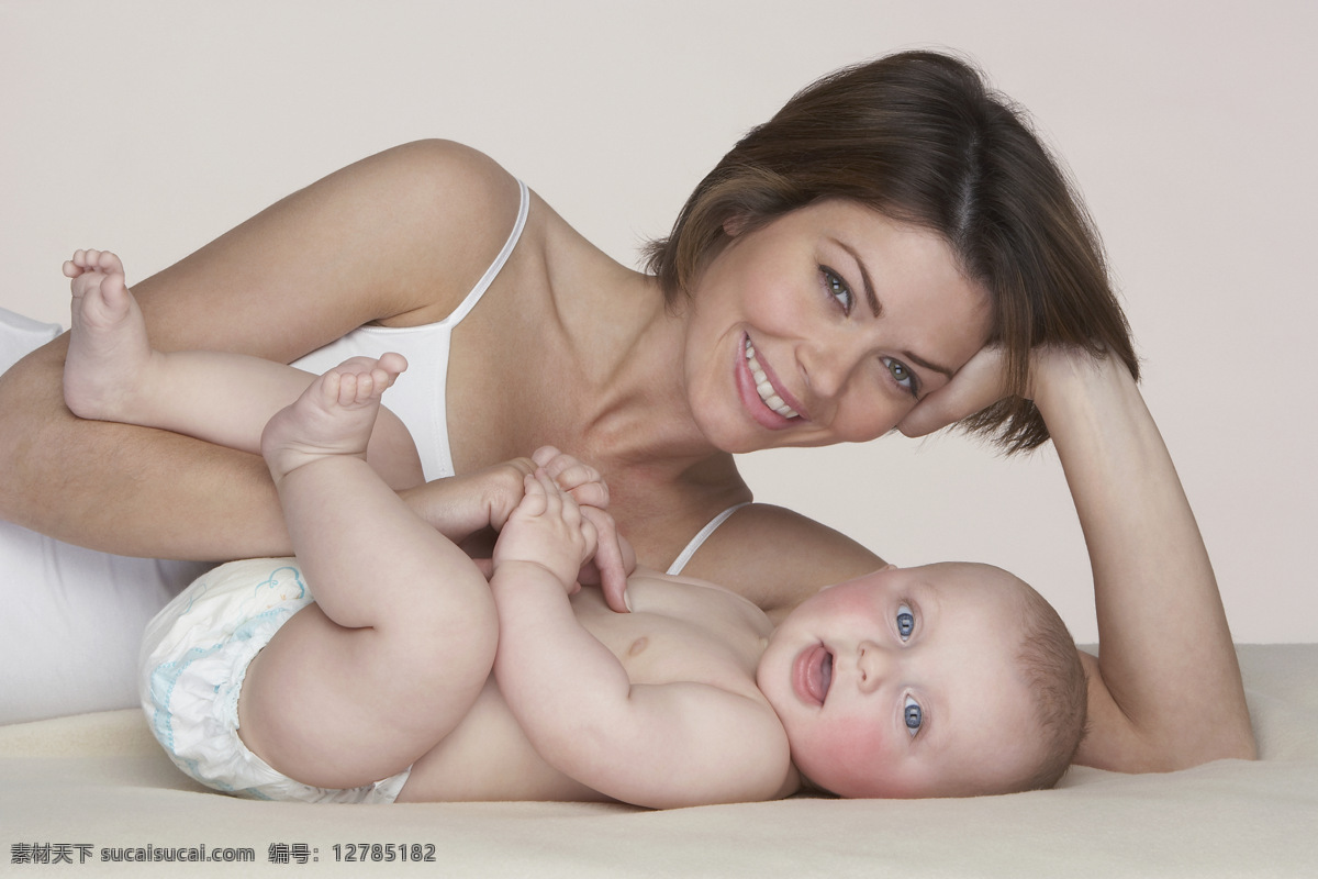 躺 妈妈 宝宝 微笑 尿不湿 躺着 儿童 孩子 宝宝图片 人物图片