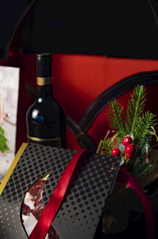 圣诞礼品图片 圣诞 礼品 红酒 肉片 篮子 餐饮美食