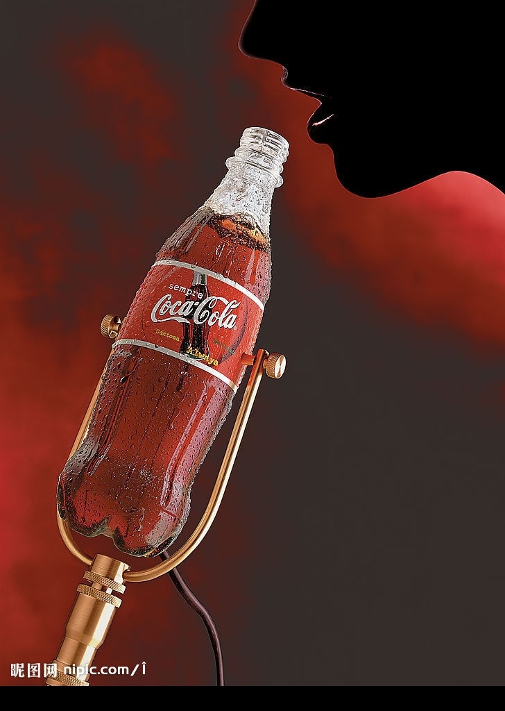 可口可乐 创意 宣传 广告 人物 金属挂圈 灰色 红色 背景 设计图库