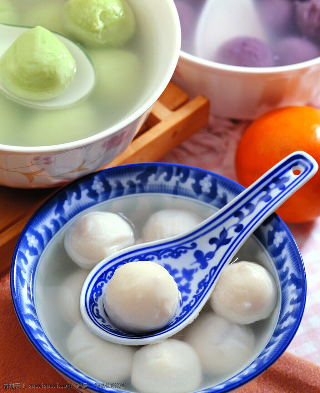汤圆 青花瓷 中餐 传统美食 中国节日 甜品 元宵节 冬至 糯米团 甜汤 手工制作 中式餐具 彩色汤圆 家庭聚餐