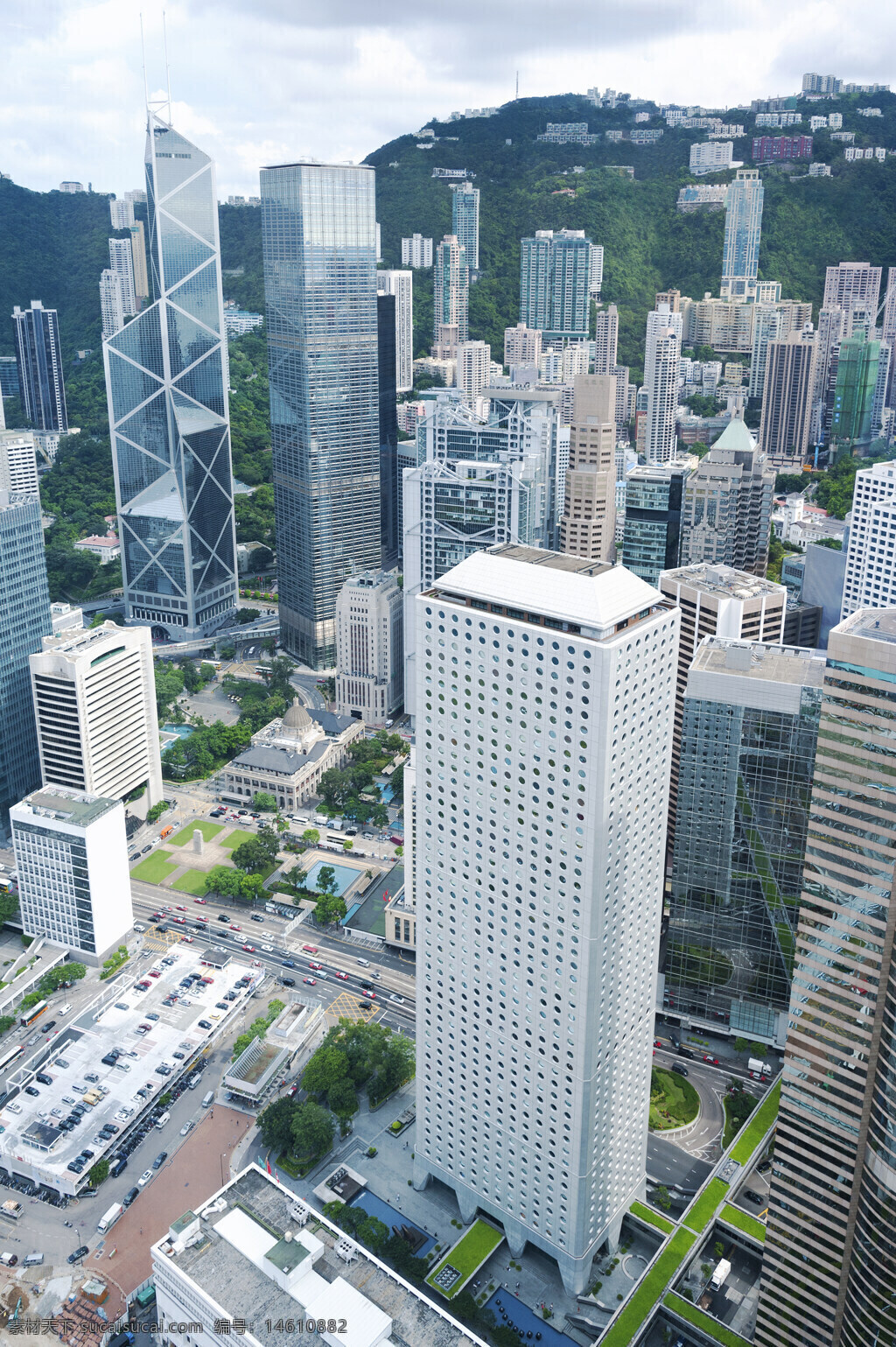 現(xiàn)代建筑 高層建筑 城市景觀 摩天大樓 山巒 綠色植被 城市天際線 香港 城市中心 建筑群 玻璃幕墻 銀行大廈 地標建筑 俯瞰視角