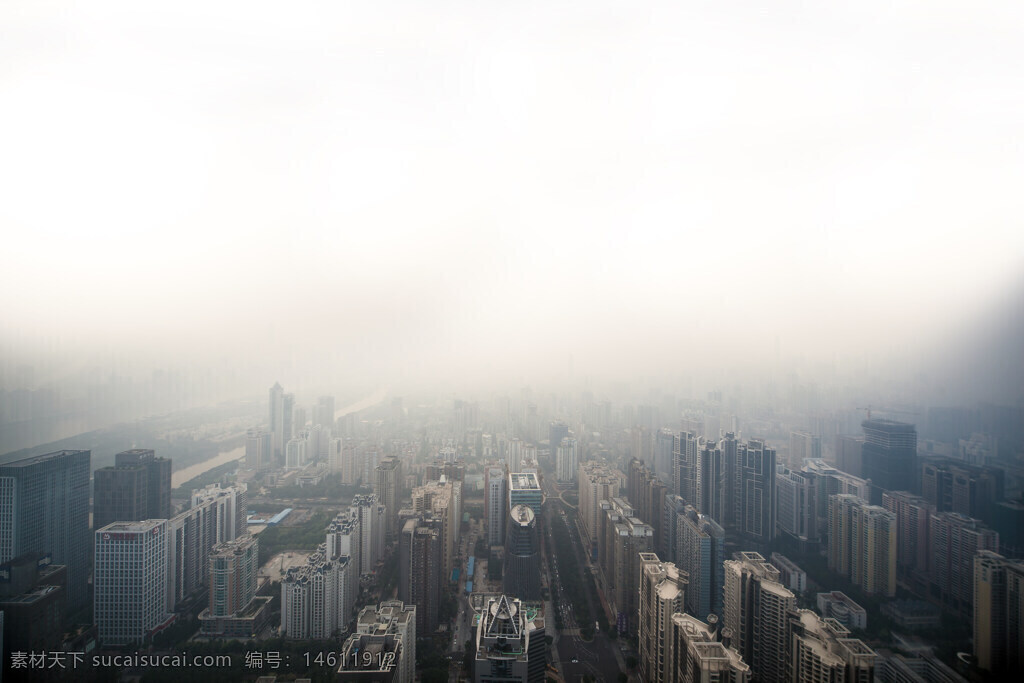 现代建筑 雾气 城市景观 高层建筑 城市天际线 建筑空间 城市雾霾 现代都市 楼群 都市风光 高空视角 城市发展 雾中景象 建筑密集