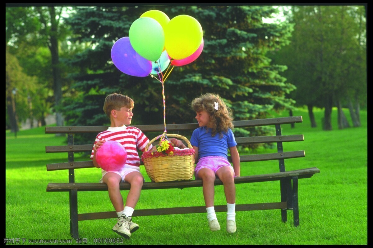 家庭照片素材 家庭 照片 草地 树林 小孩 玩耍 气球 外国 洋娃娃 玩具 阳光 清新 高清 摄影图库 人物图库 人物摄影 家庭摄影
