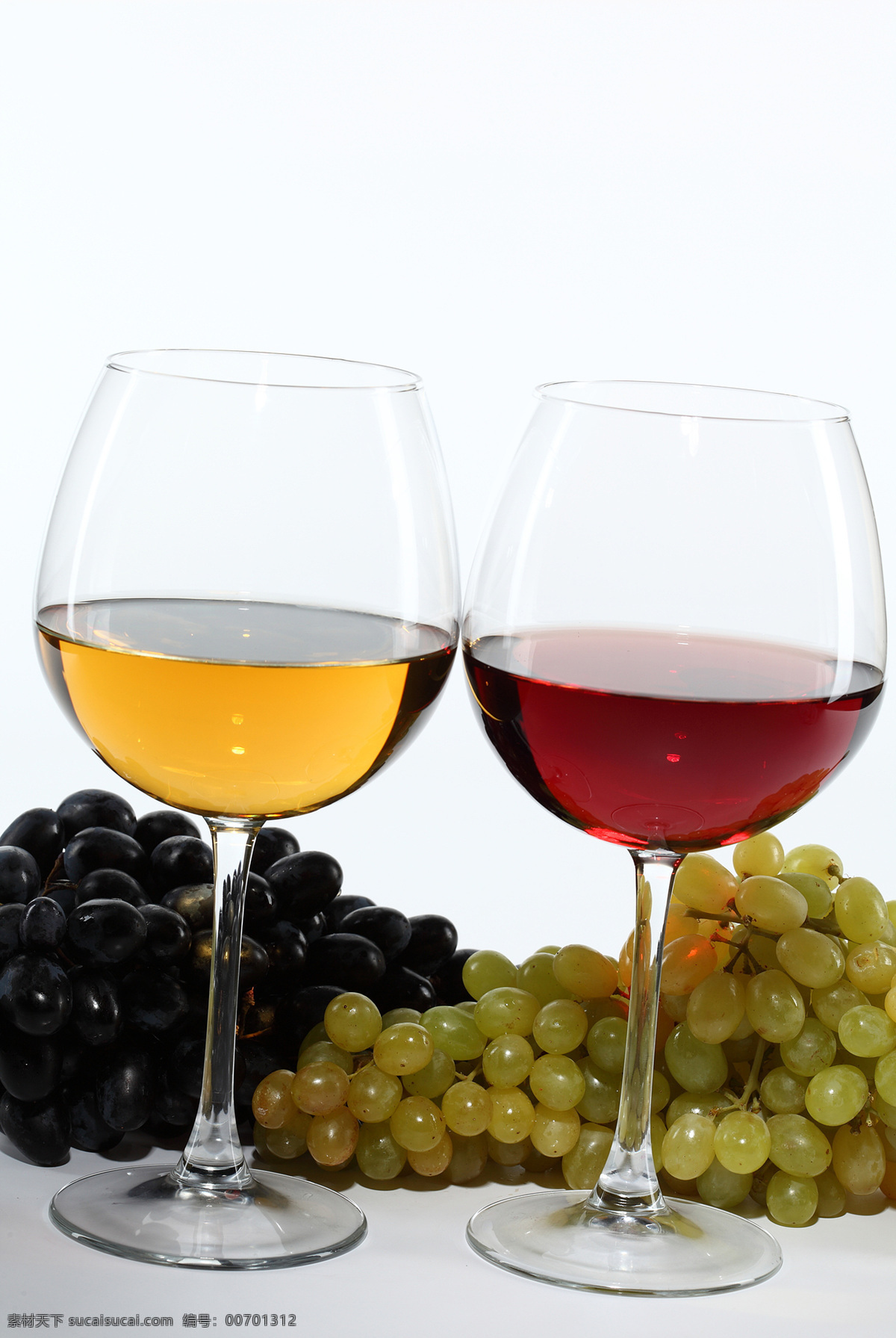 两 杯 葡萄酒 葡萄 红酒 酒杯 酒 啤酒 玻璃杯子 果蔬 休闲饮品 健康食品 酒水饮料 餐饮美食 白色