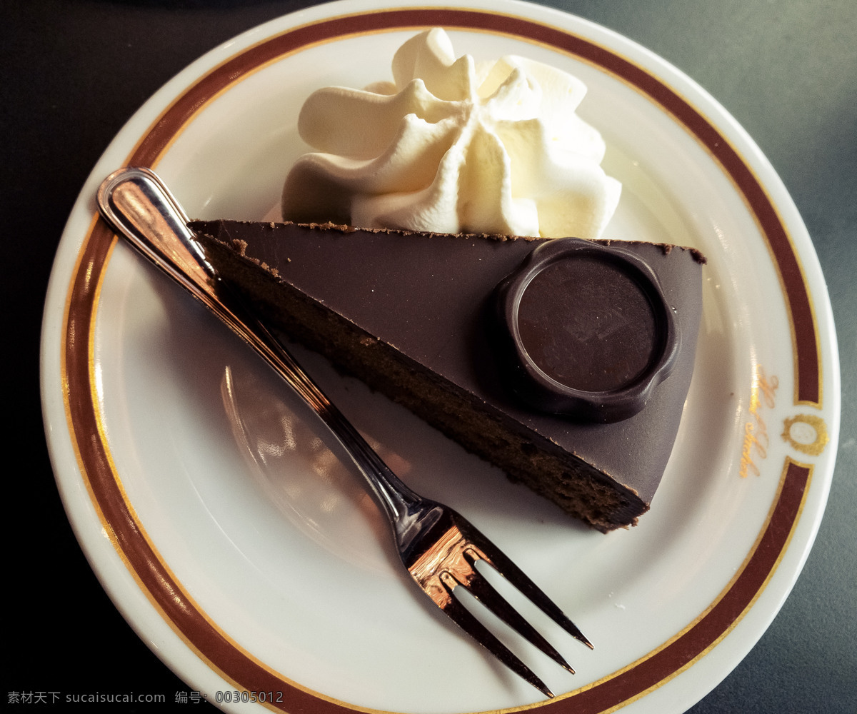 白色 盘子 里 巧克力 蛋糕 精致 下午茶 银叉 宫廷 千库原创