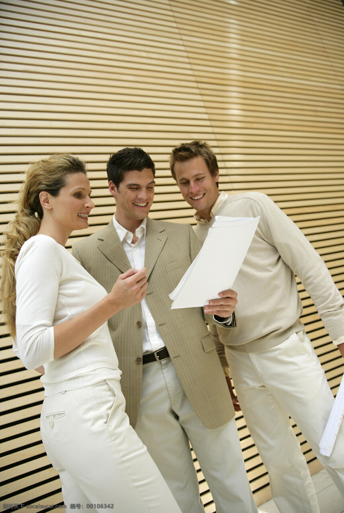 三个 看着 文件 面带微笑 白领 精英 职场 讨论 成功 喜悦 职业装 工作 思考 男人 商务 人物 外国人 高清图片 商务人士 人物图片