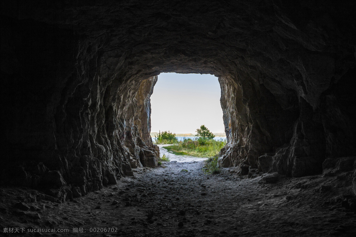 地下河 喀斯特地貌 洞穴出口 溶洞旅游 钟乳石 天然洞穴 溶洞 探险 光线 黄色 洞底 岩洞 岩石 岩壁 山洞 山峰 山峦 旅游摄影 自然风景