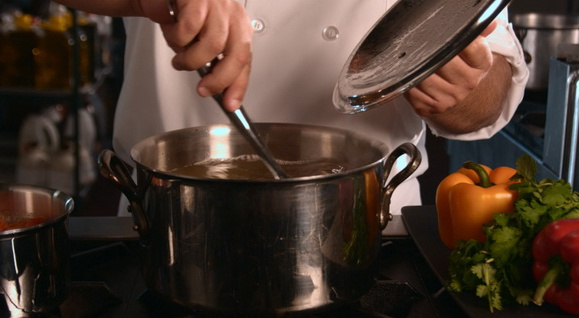 熬汤 厨师 高清素材 美食 熬汤的厨师 视频 实拍视频