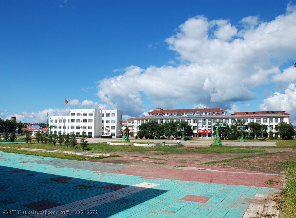 操场 草地 建筑 建筑摄影 建筑园林 教学楼 教育 蓝天 中学 夏天 篮球场 树木 根河市 一中 校园 实验楼 psd源文件