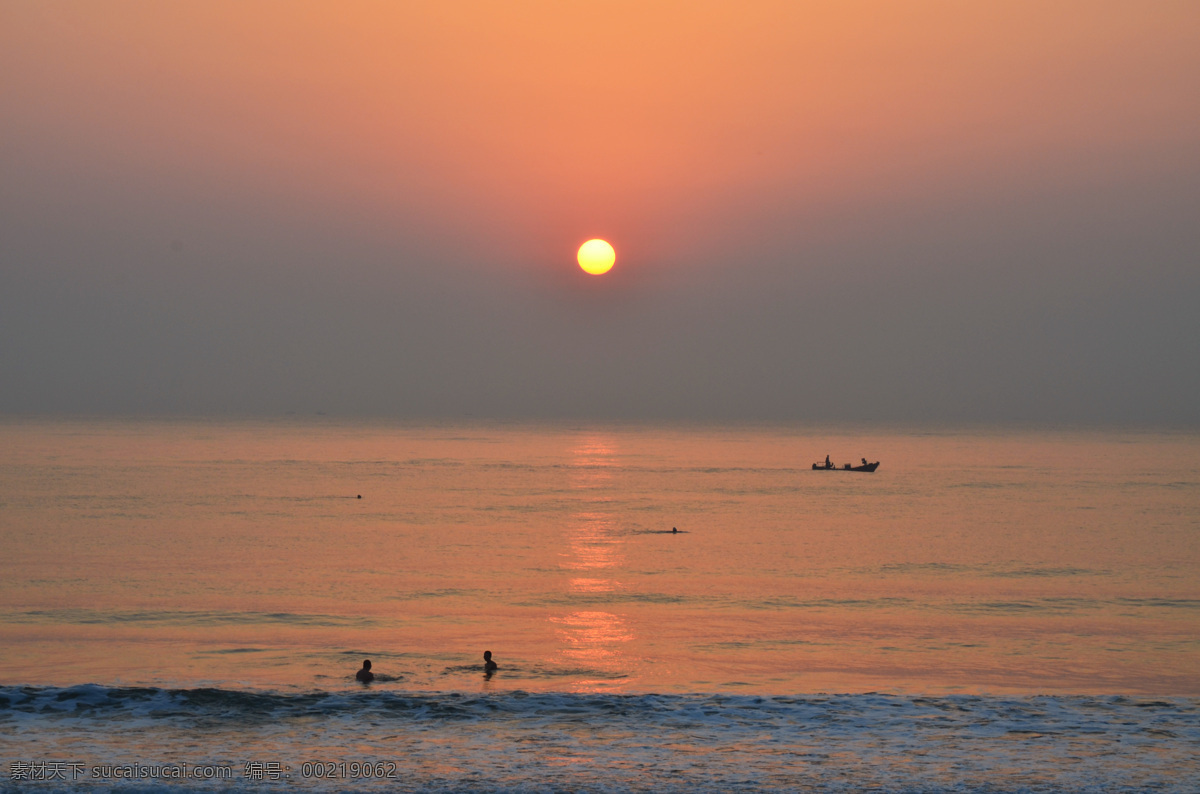 大海 海上日出 海滩 旅游摄影 太阳 小船 自然风景 上日 出 水中阳光倒影 游泳人