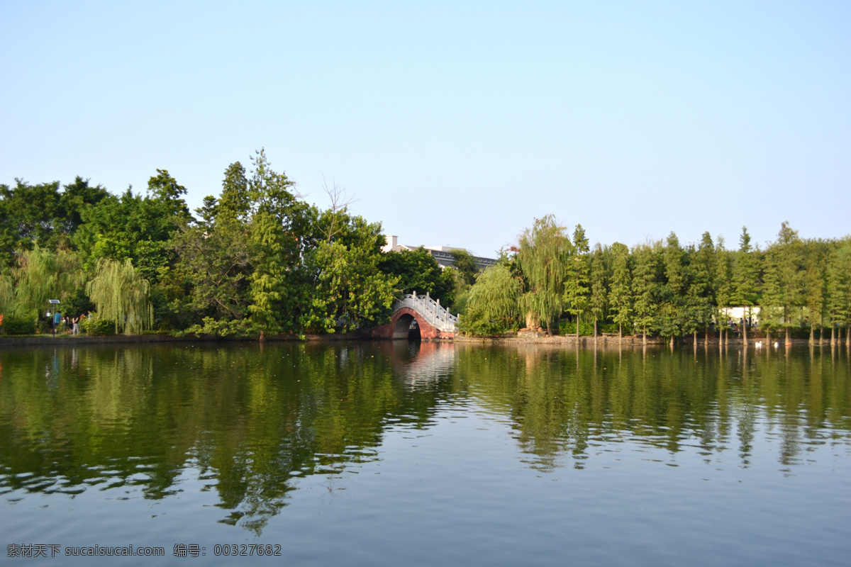 湖光山色 湖 树木 桥 蓝天 旅游 镜面 环境 生态 倒影 晴天 旅游摄影 自然风景