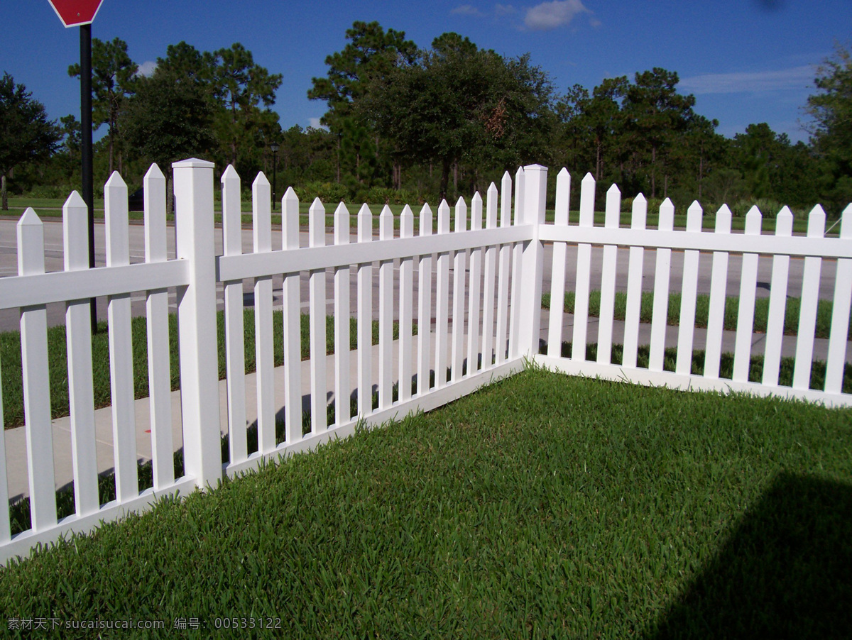 篱笆 栏杆 围栏 围墙 隔离 草地 树林 绿化带 院子 场地 白色 生活素材 生活百科