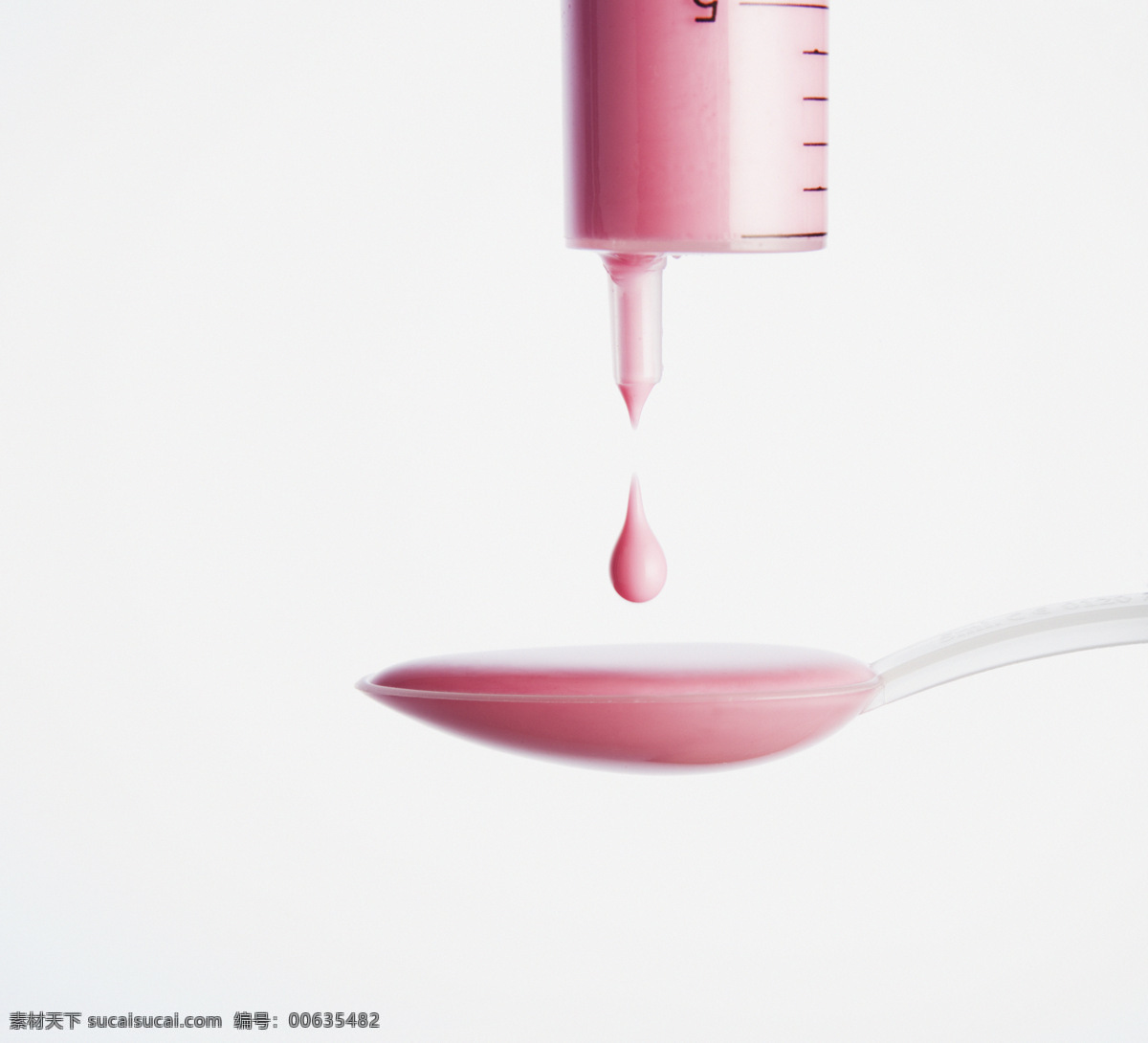 针管 滴 入 勺子 内 液体 粉色 试剂 医疗 健康 医疗护理 现代科技