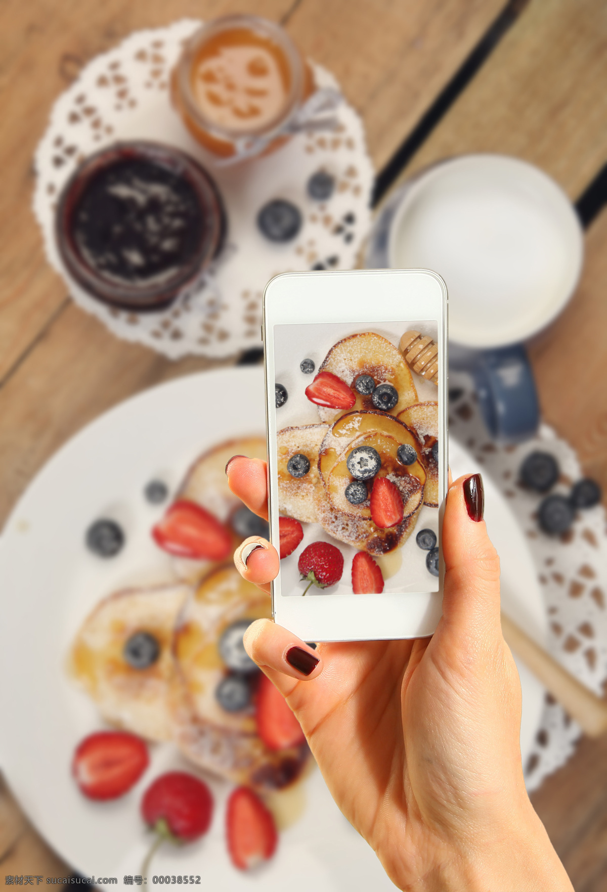 手机 拍照 美食 草莓 蓝莓 美食摄影 手机拍照 照相 手势 苹果手机 iphone 智能手机 通讯工具 手机图片 现代科技