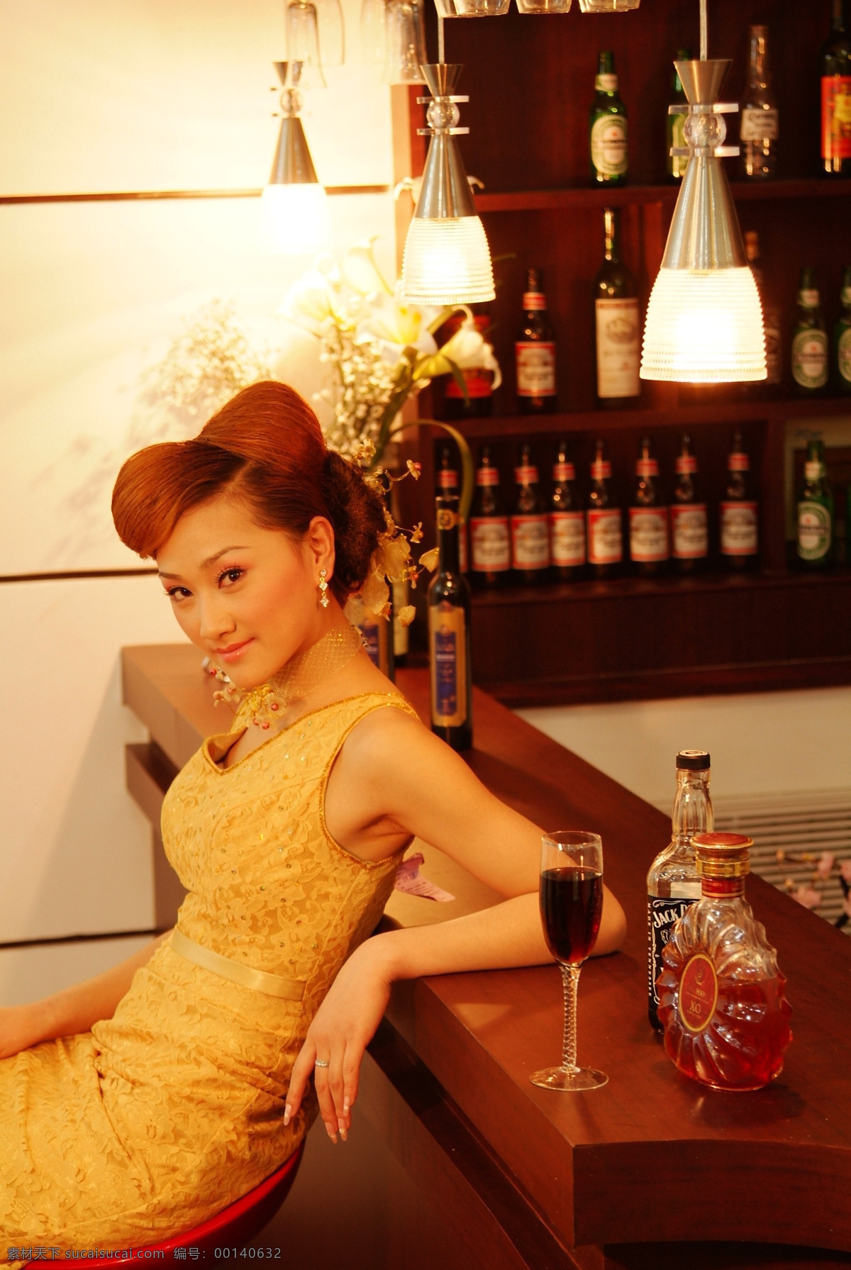 吧台 背景 吊灯 酒吧 美女 女孩 女人 女性 少女写真 少女 人物 写真 洋酒 青春少女写真 女性女人 人物图库 装饰素材 灯饰素材