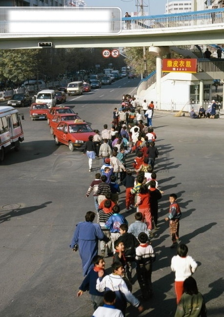 街头免费下载 队伍 过马路 孩子 街头 马路 学生 风景 生活 旅游餐饮