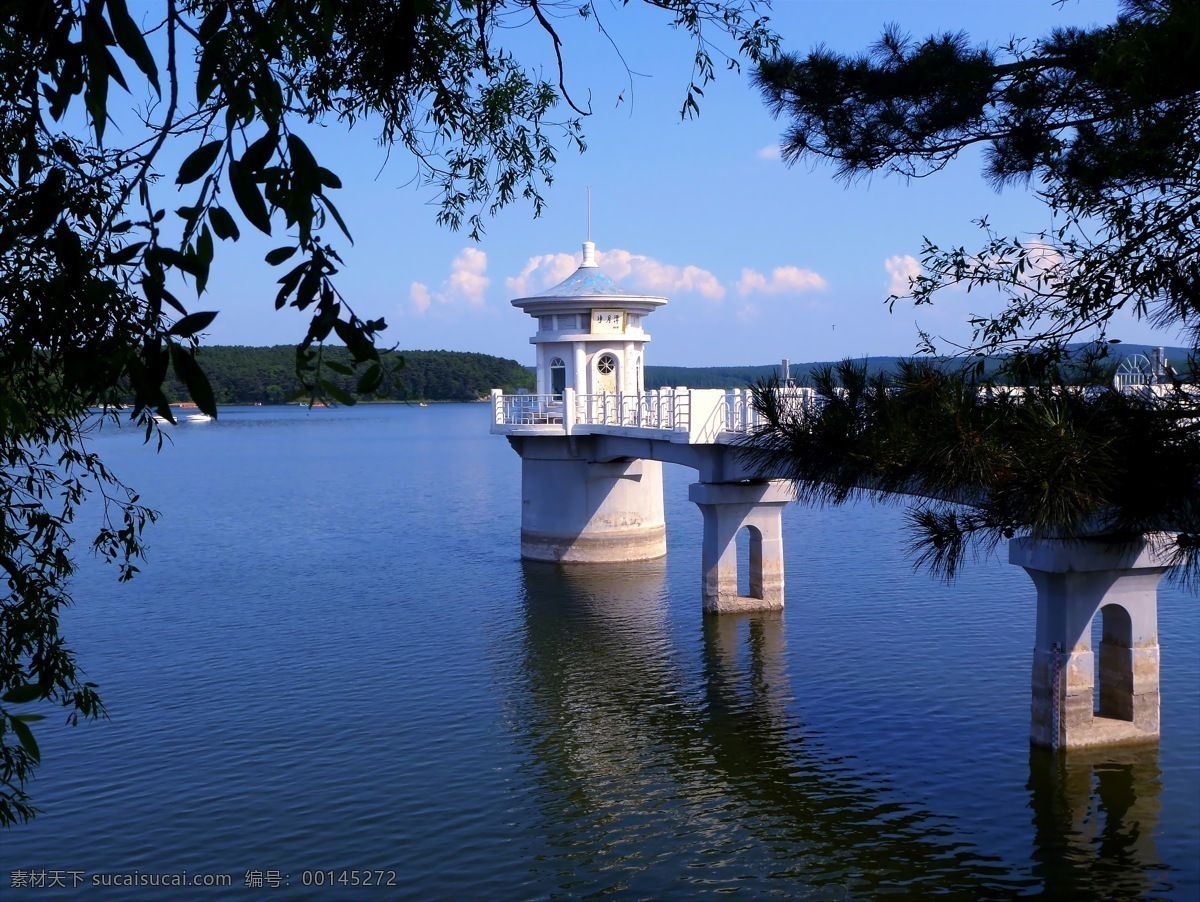 长春净月潭 公园风景 公园 黄昏 夕阳 蓝天 倒影 白云 灯塔 净月潭 树木 湖泊 快艇 瞭望塔 园林风景 园林建筑 建筑园林