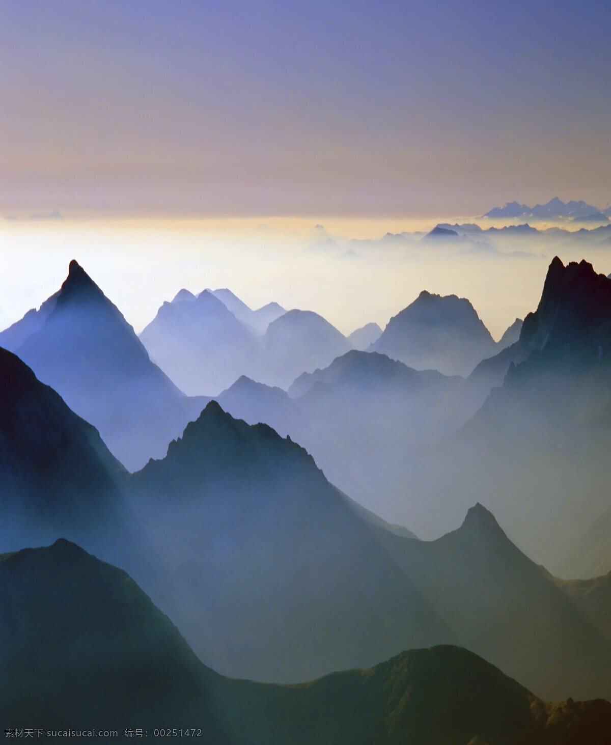 远山 高山 顶峰 飘渺峰 天空 山峰底纹 蓝天 十万大山 神秘高山 远眺 雄壮山峰 版报 云雾缭绕 太阳 山水 山水风景 自然景观