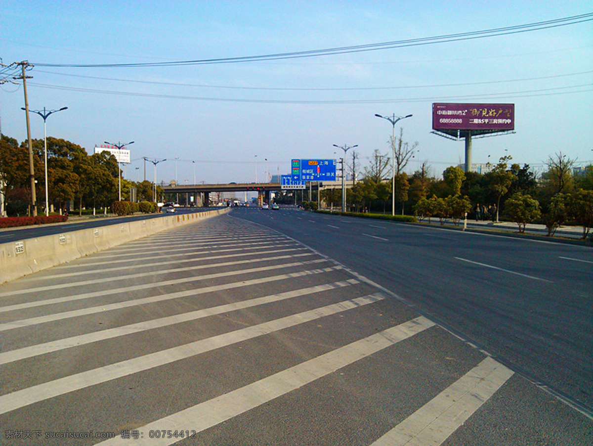 电线杆 风景名胜 广告牌 蓝天白云 路灯 绿树 汽车 桥 晴朗 斑马线 道路 斑马线的道路 大马路 白天 白色线 自然景观 矢量图 其他矢量图