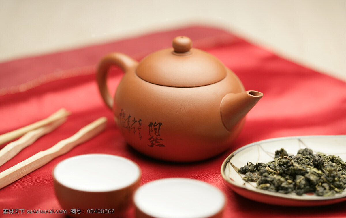 餐饮美食 茶杯 茶壶 茶叶 泡茶 乌龙茶 饮料酒水 引茶 乌龙茶茶叶 红桌布 饮茶文化 psd源文件 餐饮素材