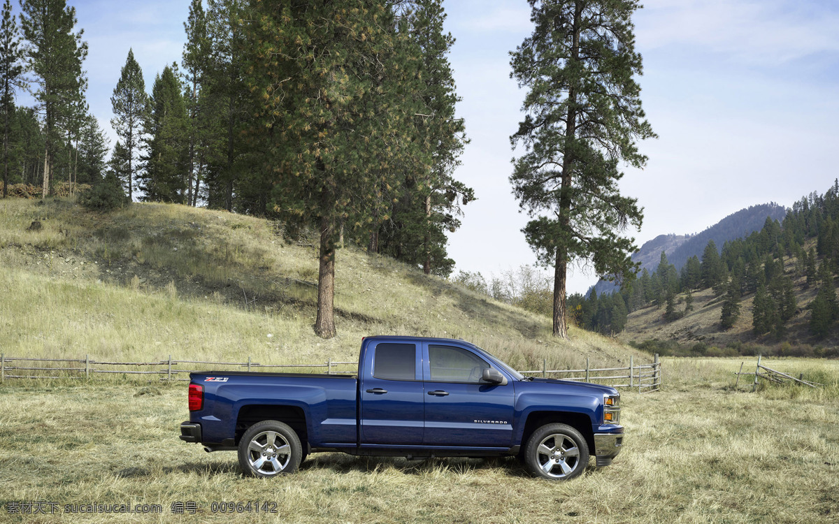 白云 草原 高清图片 高山 交通工具 蓝天 农场 皮卡 2014 款 雪佛兰 2014款 silverado 树林 蓝色皮卡 帅气 栅栏 松树 国外名车 性能卓越 野性十足 现代科技 节日素材