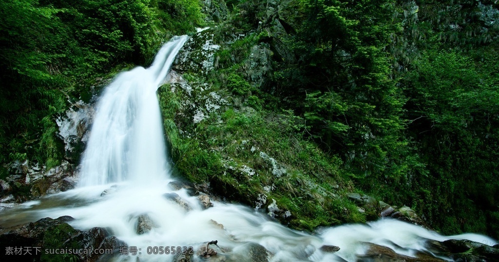 山水桌面背景 山水 流水 白色 石头 绿色 岩石 清新 自然 水汽 自然风光 自然景观 自然风景
