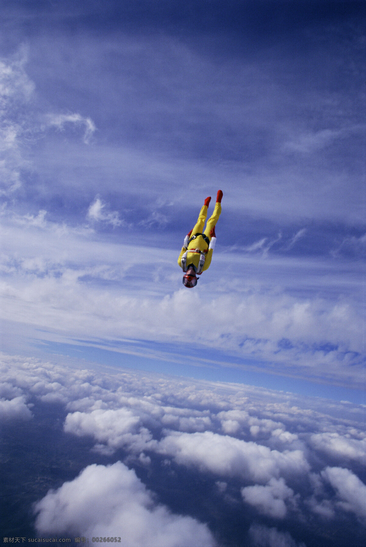 高空飞人 跳伞 高空跳伞 极限运动 挑战极限 高空飞翔 高空冒险 团队 合作 云层 高空 体育运动 文化艺术