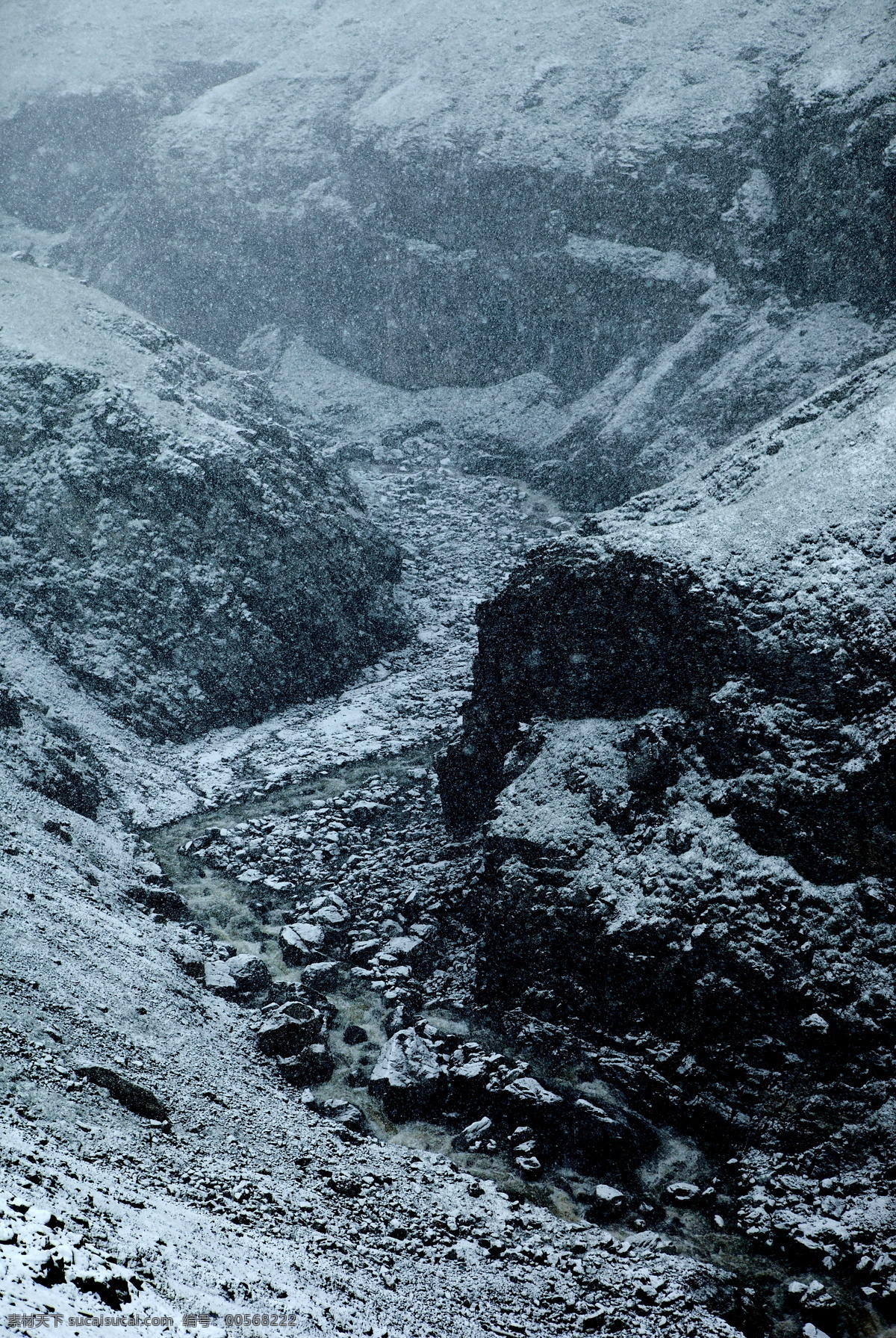 天山美景 雪山 天山 山景 薄雾 山群 自然风景 自然景观