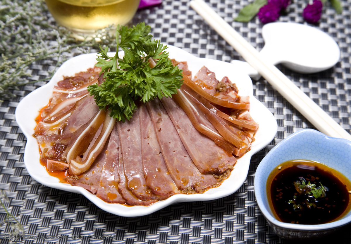 卤味拼盘 酱猪耳 酱肘子 酱牛肉 风味凉菜 传统美食 餐饮美食