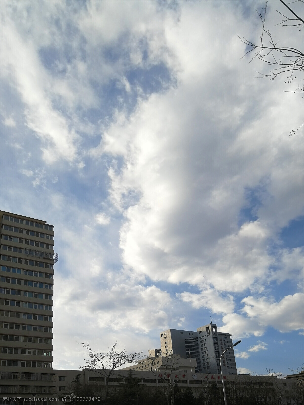 北京 蓝天 白云 天空 云朵 云彩 蓝天白云 形状 风光 晴朗 建筑 高楼 街景 树木 北京的春天 生活百科 娱乐休闲