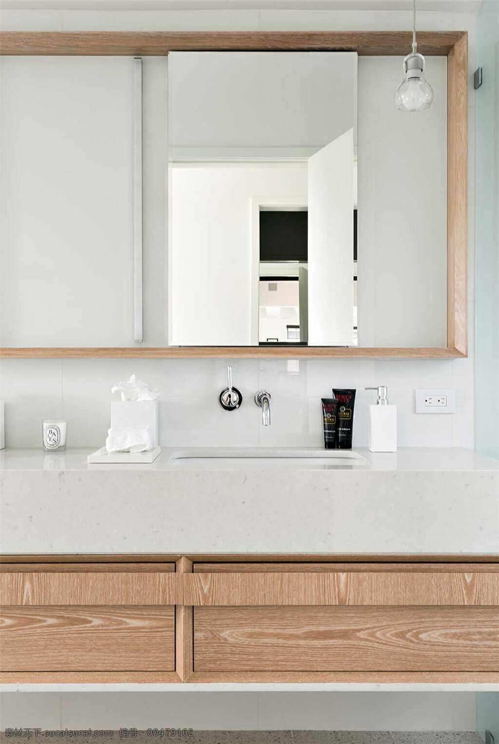 简约 卫生间 洗手盆 装修 效果图 白色墙壁 长方形镜子 镜子 木质柜子 水龙头 洗手液