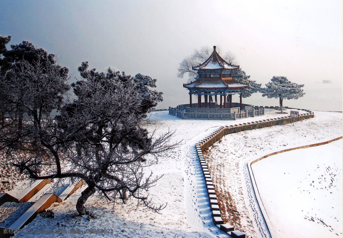 迎松抱雪 迎客松 松树 古亭 雪景 冬天 冬季 水库 湖水 古建 建筑 鹅毛大雪 雪花 白色 自然风景 自然景观